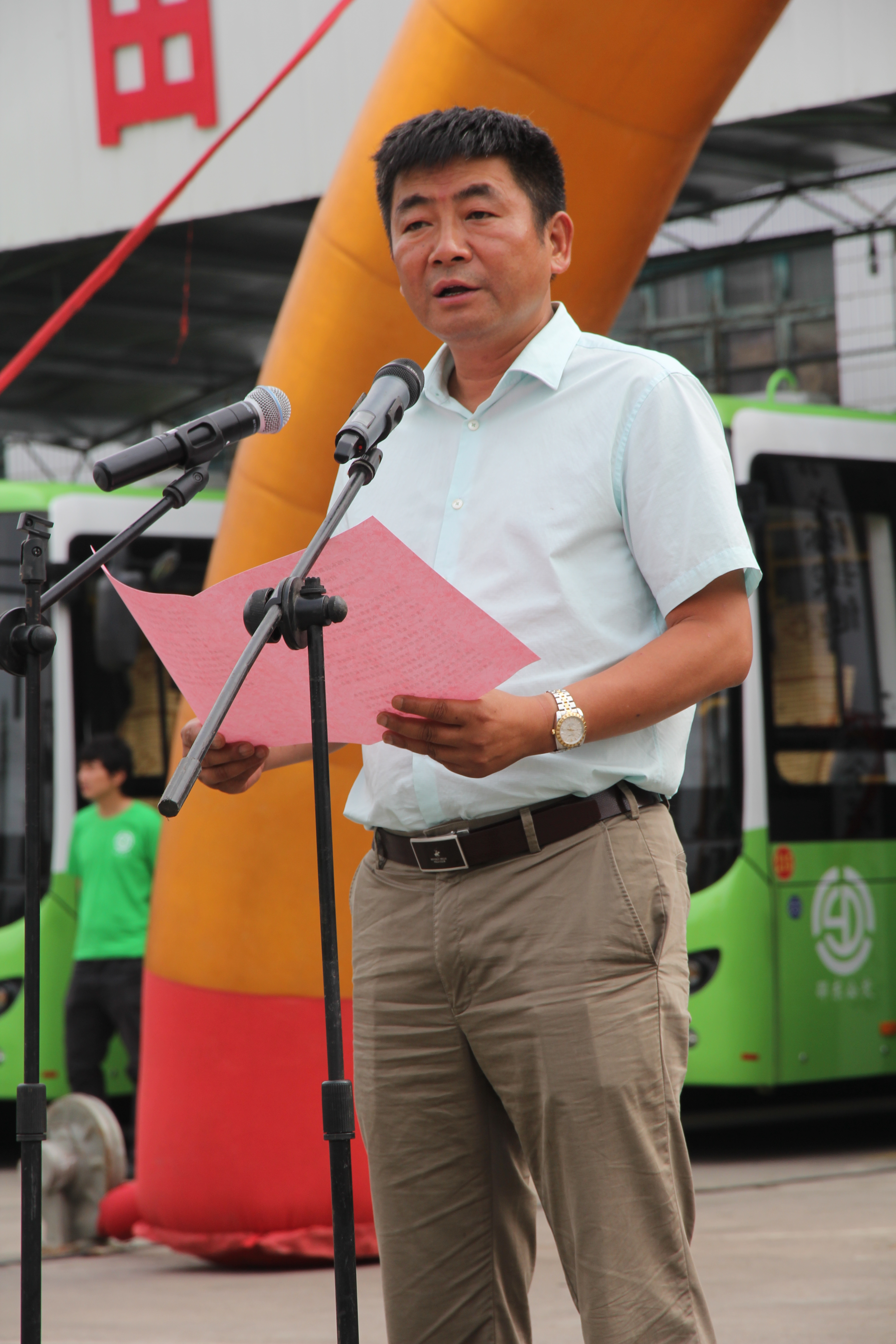 圖為純電動(dòng)公交車整裝待發(fā)。圖為市民在試乘純電動(dòng)公交車