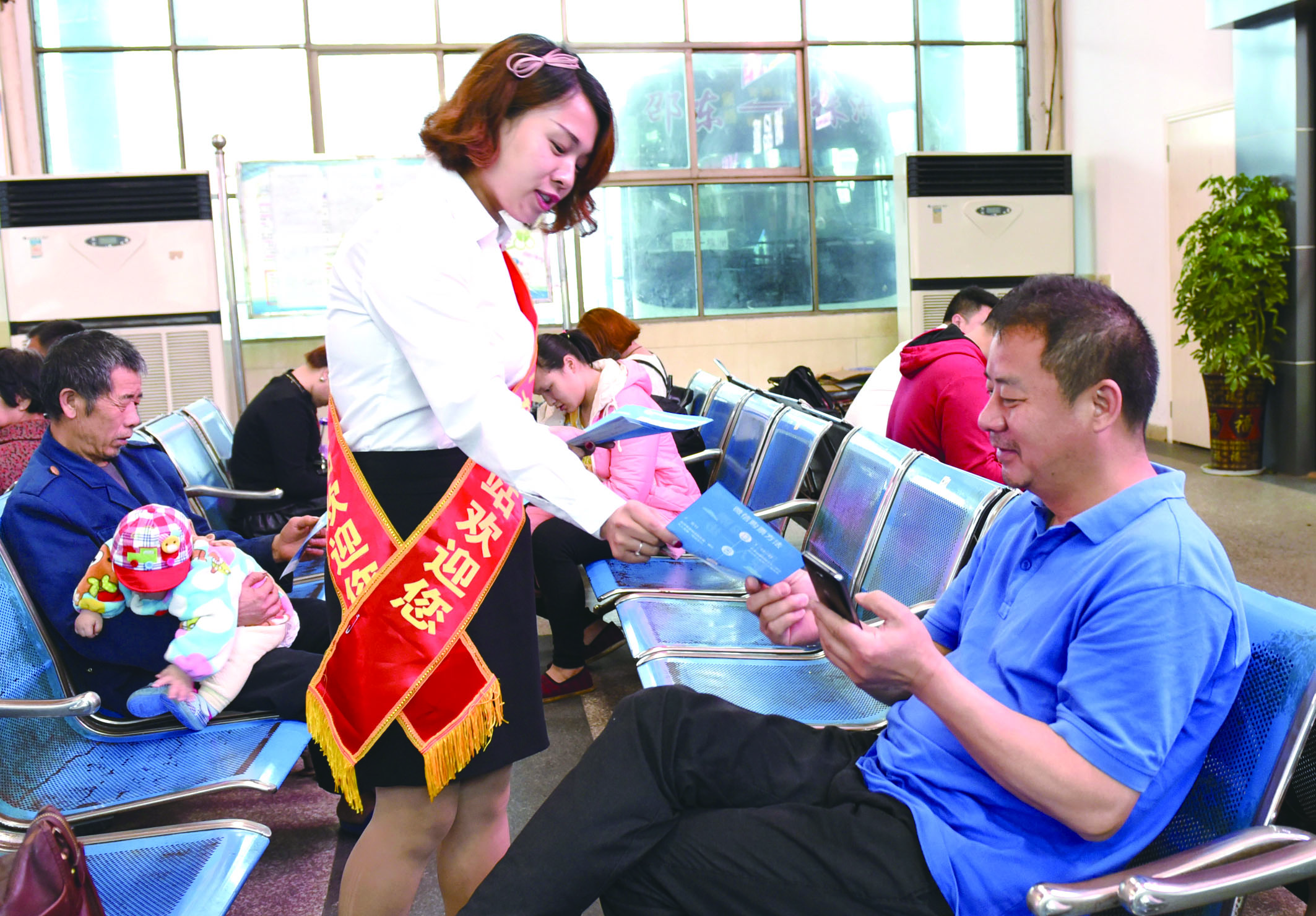 4月21日，邵東汽車西站工作人員在向旅客推介互聯(lián)網(wǎng)+站+車+客平臺的推廣應(yīng)用與購票實名制宣傳。