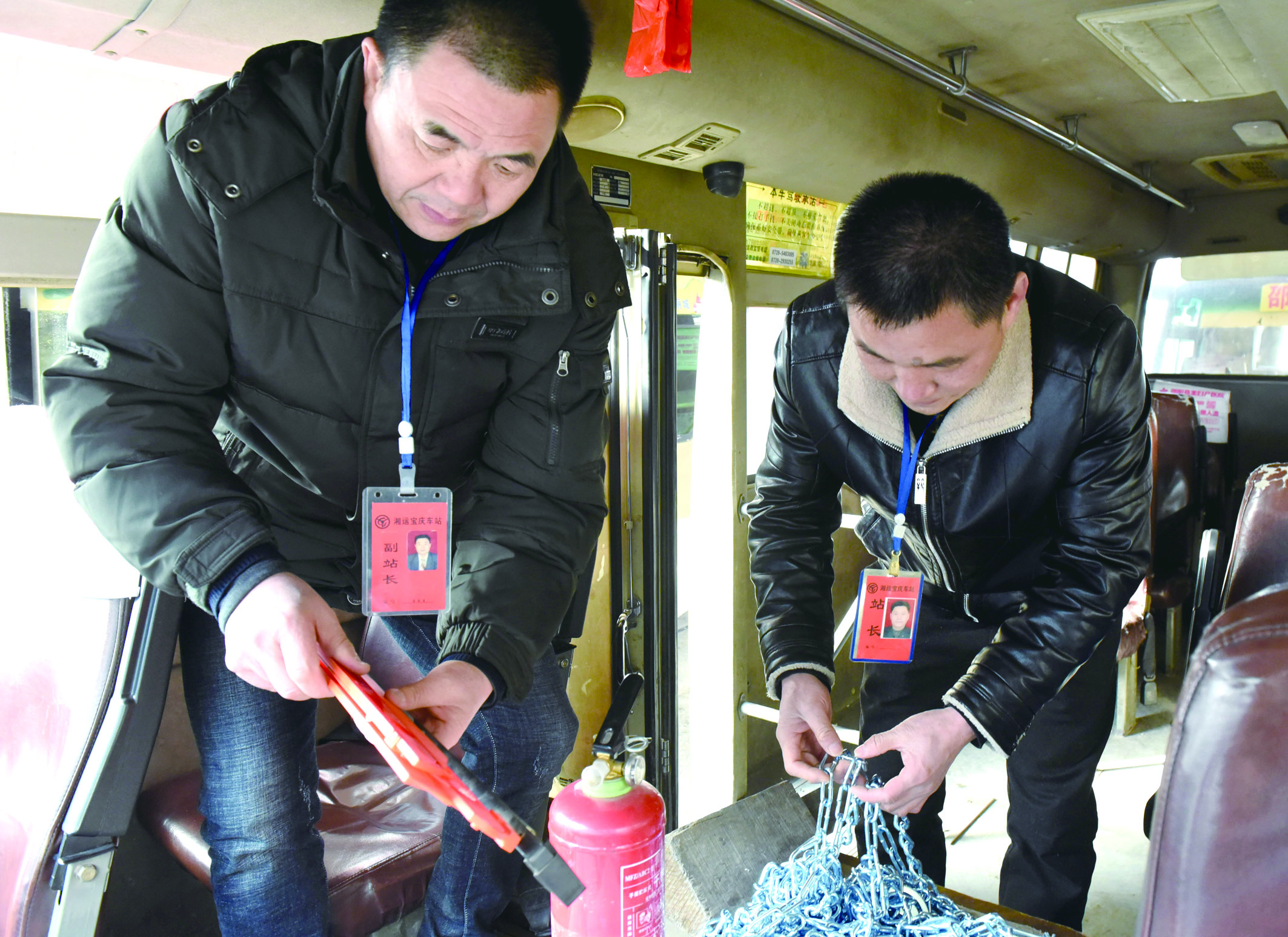 2月8日，市寶慶汽車站工作人員正在營運車上檢查應急設施及器材是否齊全有效