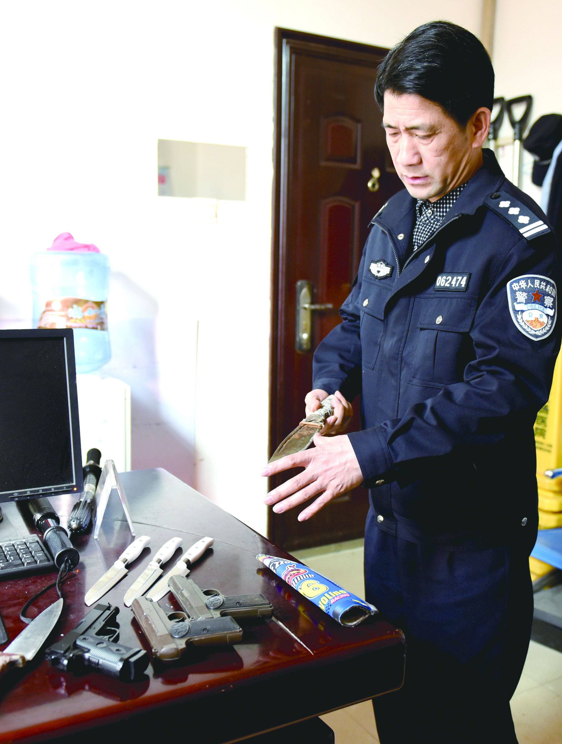 3月12日，邵東汽車(chē)西站警務(wù)室民警正在對(duì)所查獲的違禁品進(jìn)行清點(diǎn)