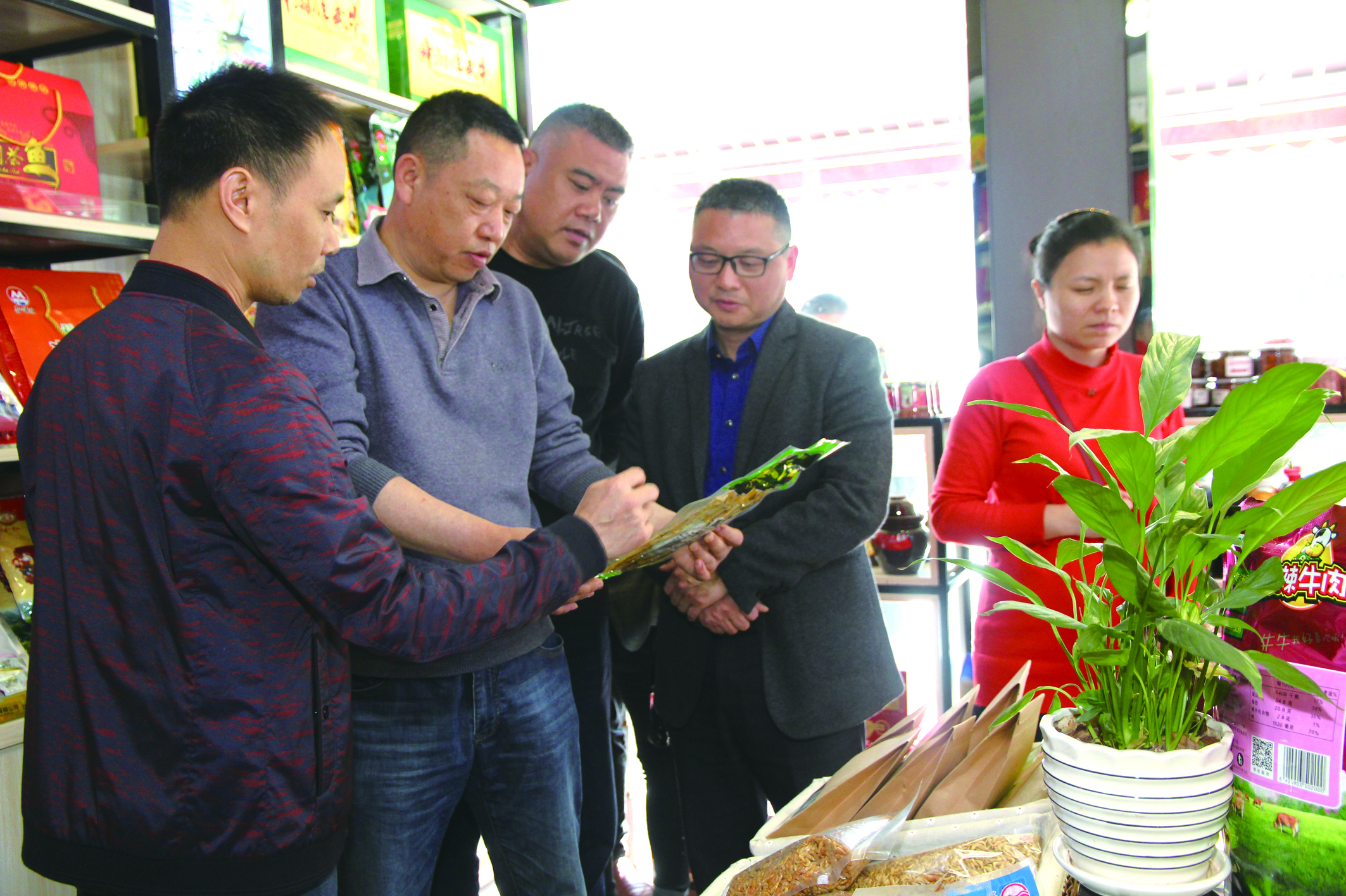 集團公司董事、副總經(jīng)理何偉紅帶領(lǐng)骨干學(xué)員在郴汽集團考察“郴味特產(chǎn)”