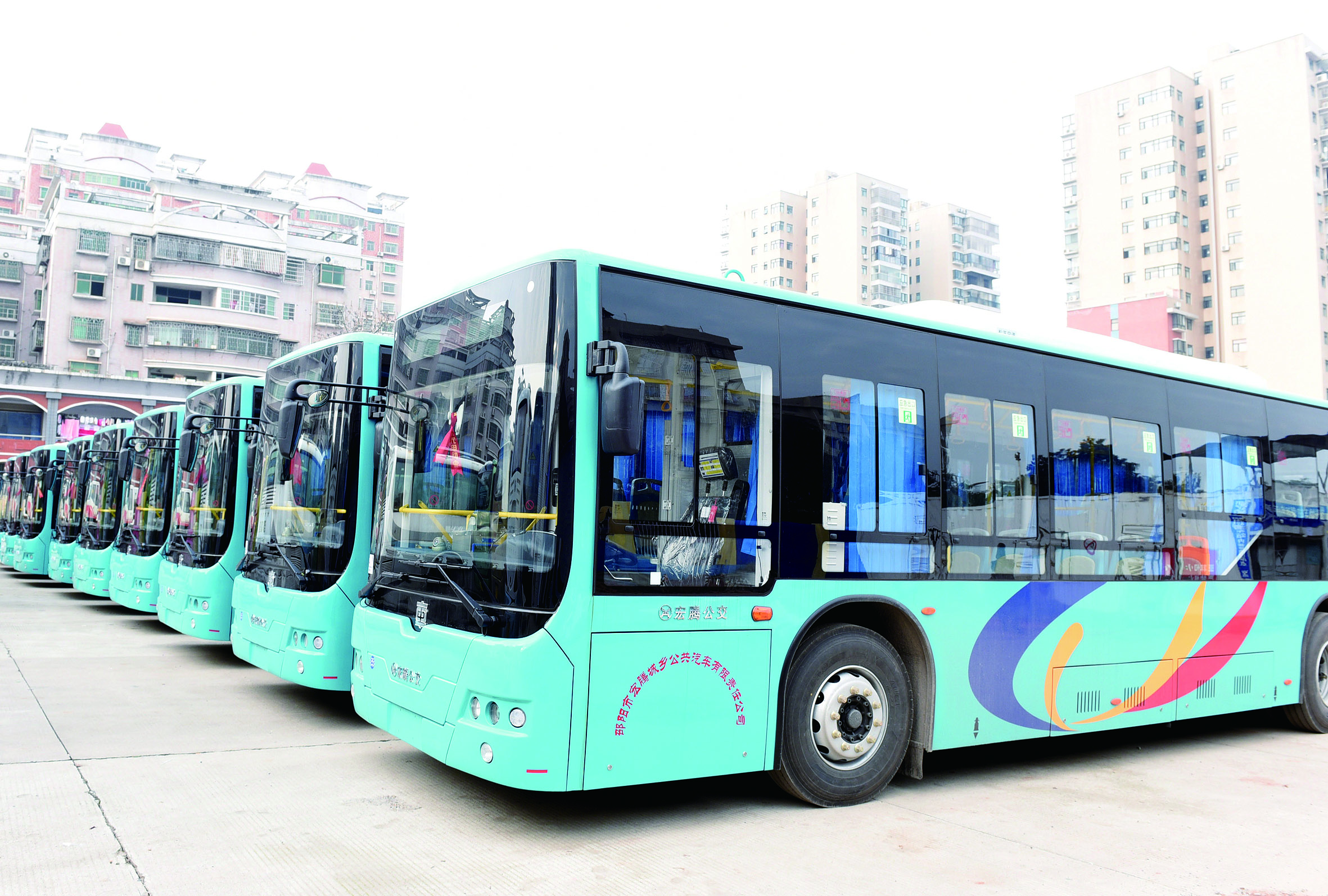 2月26日，筆者在宏騰城鄉(xiāng)公共汽車公司偌大的停車坪見到，其30輛公交車輛成一字型排列整裝待發(fā)。