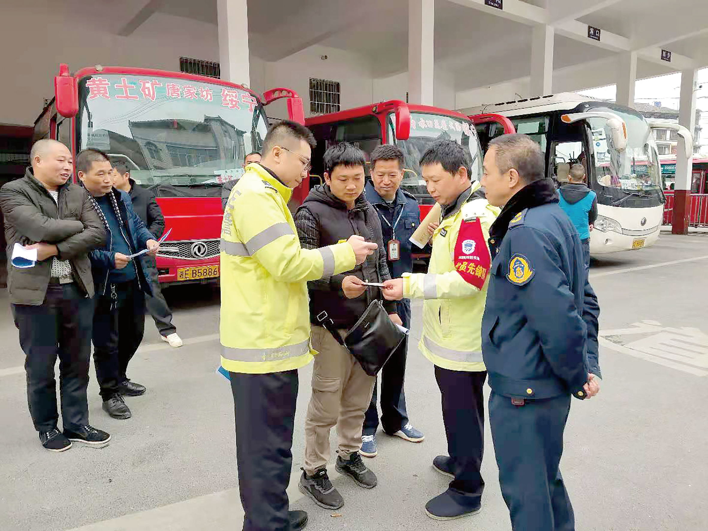 12月2日是全國交通安全日。當(dāng)天上午10時，綏寧分公司汽車總站舉行“知危險會避險、安全文明出行——關(guān)注農(nóng)村交通安全、暢行美麗鄉(xiāng)村”122交通安全日主題宣傳活動。 ? 此活動用生動的事例教育廣大從業(yè)人員樹立美麗鄉(xiāng)村安全暢行責(zé)任意識、服務(wù)意識，進一步增強廣大從業(yè)人員安全事故的防范意識、辨別意識，緊急避險應(yīng)急處理方法。 省高速交警綏寧大隊、綏寧縣運管所等負責(zé)人到活動現(xiàn)場進行指導(dǎo)。  劉永松