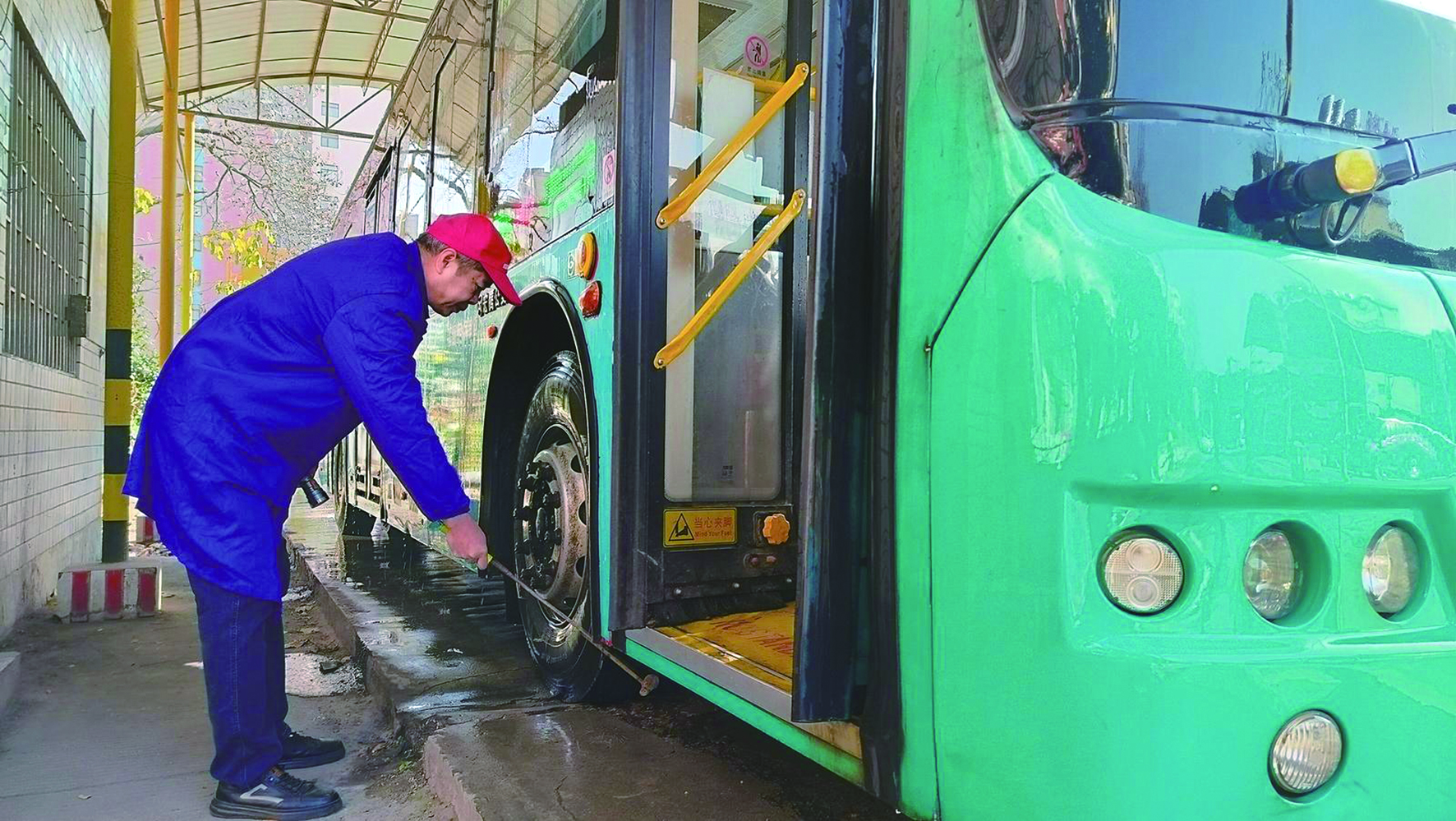 春運(yùn)首日，我司各汽車站以熱情服務(wù)—— 讓乘客臉上多一份笑容